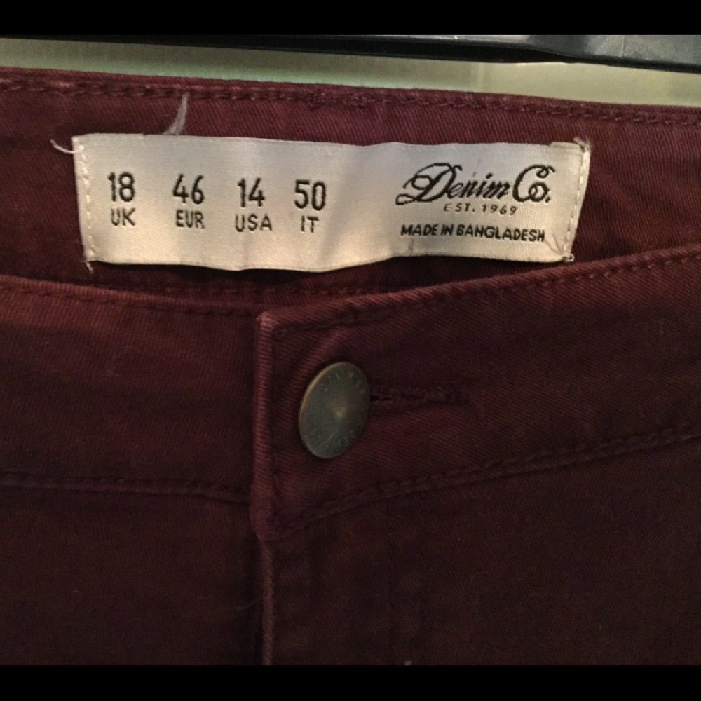 🌻🌻🌻 Wine coloured skinny jeans.